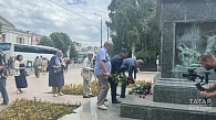 В Казани возложили цветы к памятнику Державину в честь 283-летия поэта