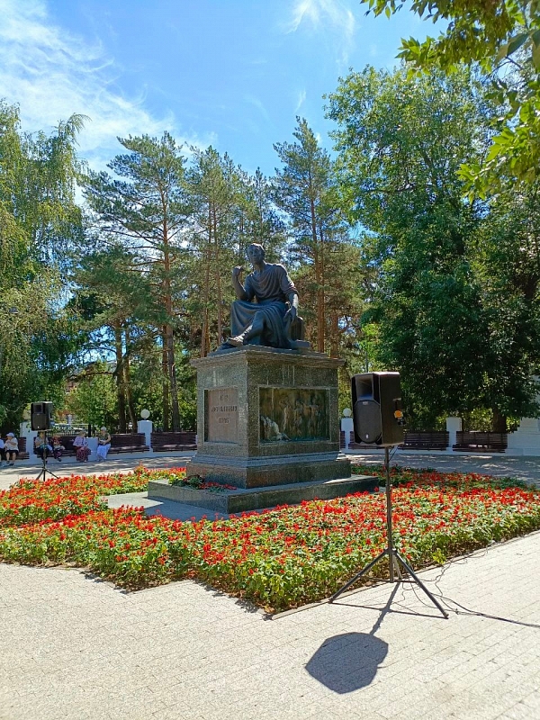 В Казани возложили цветы к памятнику Г.Р. Державину в день его рождения