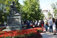 К памятнику Державину в Казани возложили цветы